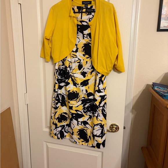 Chic Floral Mini Dress - Yellow and Black - Picture 2 of 3